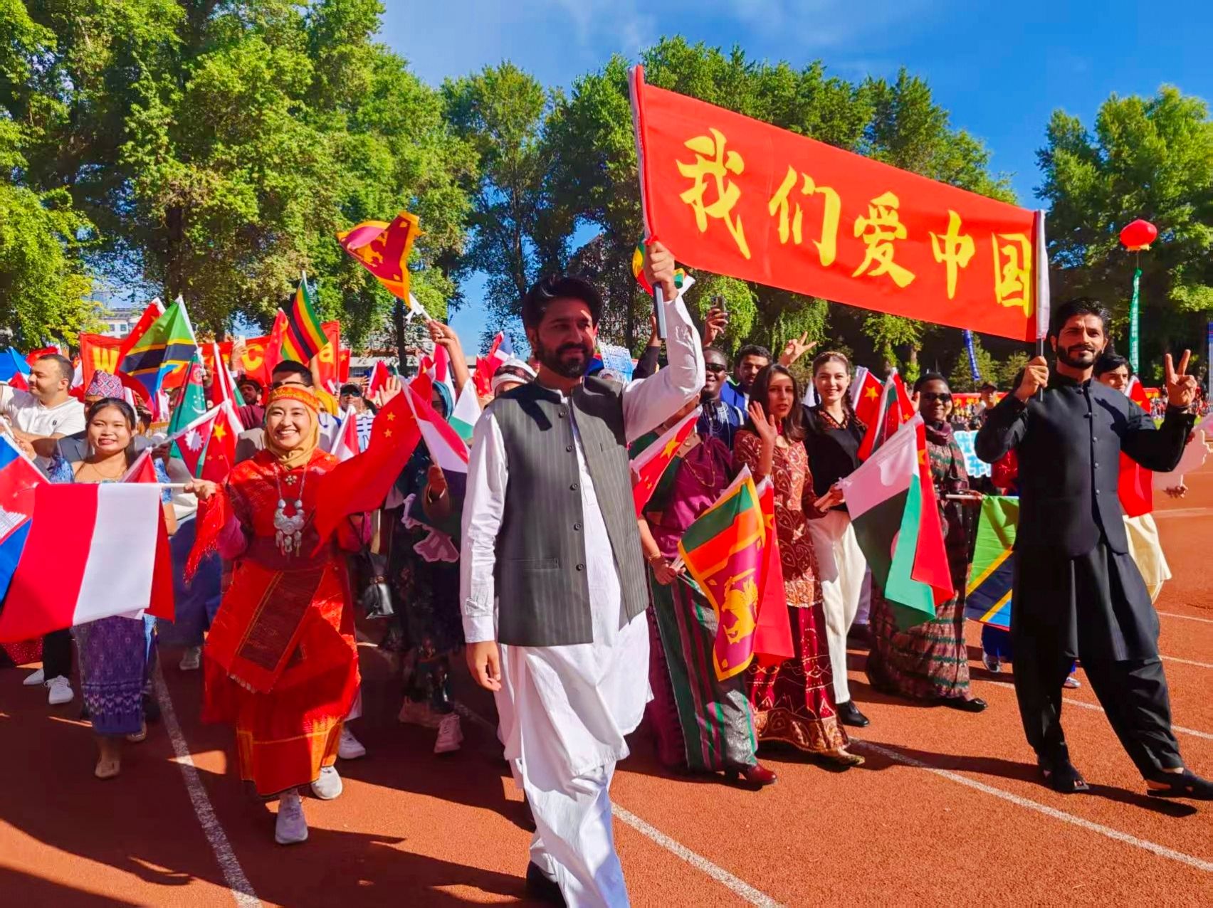 东师第五十九届田径运动会盛启，国际学生代表方队展现多元风采